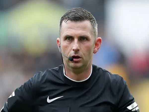 Mike Dean là 1 trong những trọng tài giỏi nhất Premier League